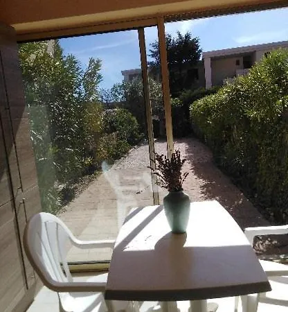Studio-appartement Compose D Un Coin Cabine, Piece De Vie Et Jardin - St-clair *