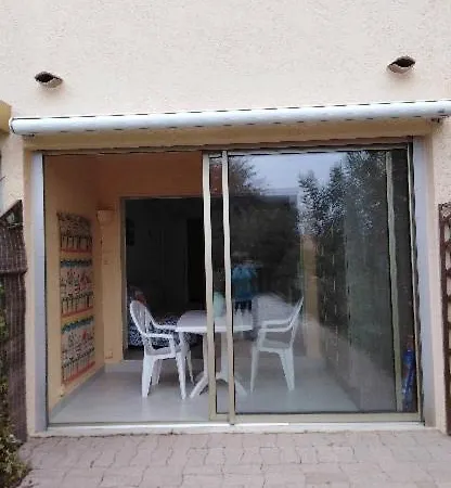 Studio-appartement Compose D Un Coin Cabine, Piece De Vie Et Jardin - St-clair