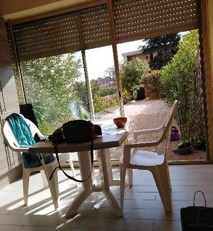 Studio-appartement Compose D Un Coin Cabine, Piece De Vie Et Jardin - St-clair