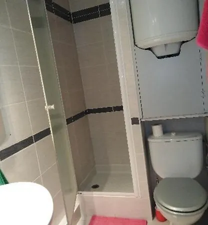 Studio-appartement Compose D Un Coin Cabine, Piece De Vie Et Jardin - St-clair *