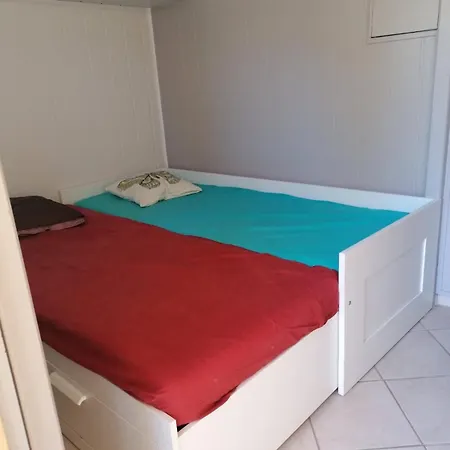 Apartment Studio-appartement Compose D Un Coin Cabine, Piece De Vie Et Jardin - St-clair *
