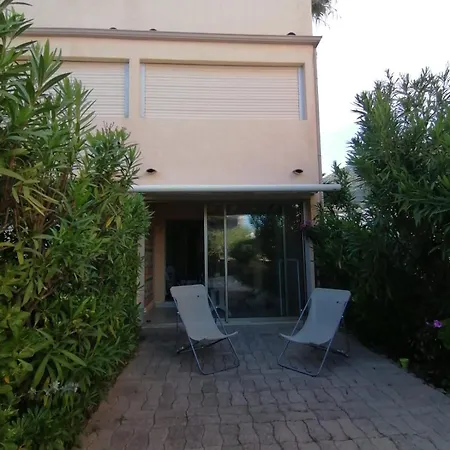 Studio-appartement Compose D Un Coin Cabine, Piece De Vie Et Jardin - St-clair * Le Lavandou