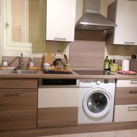 Apartment Studio-appartement Compose D Un Coin Cabine, Piece De Vie Et Jardin - St-clair *